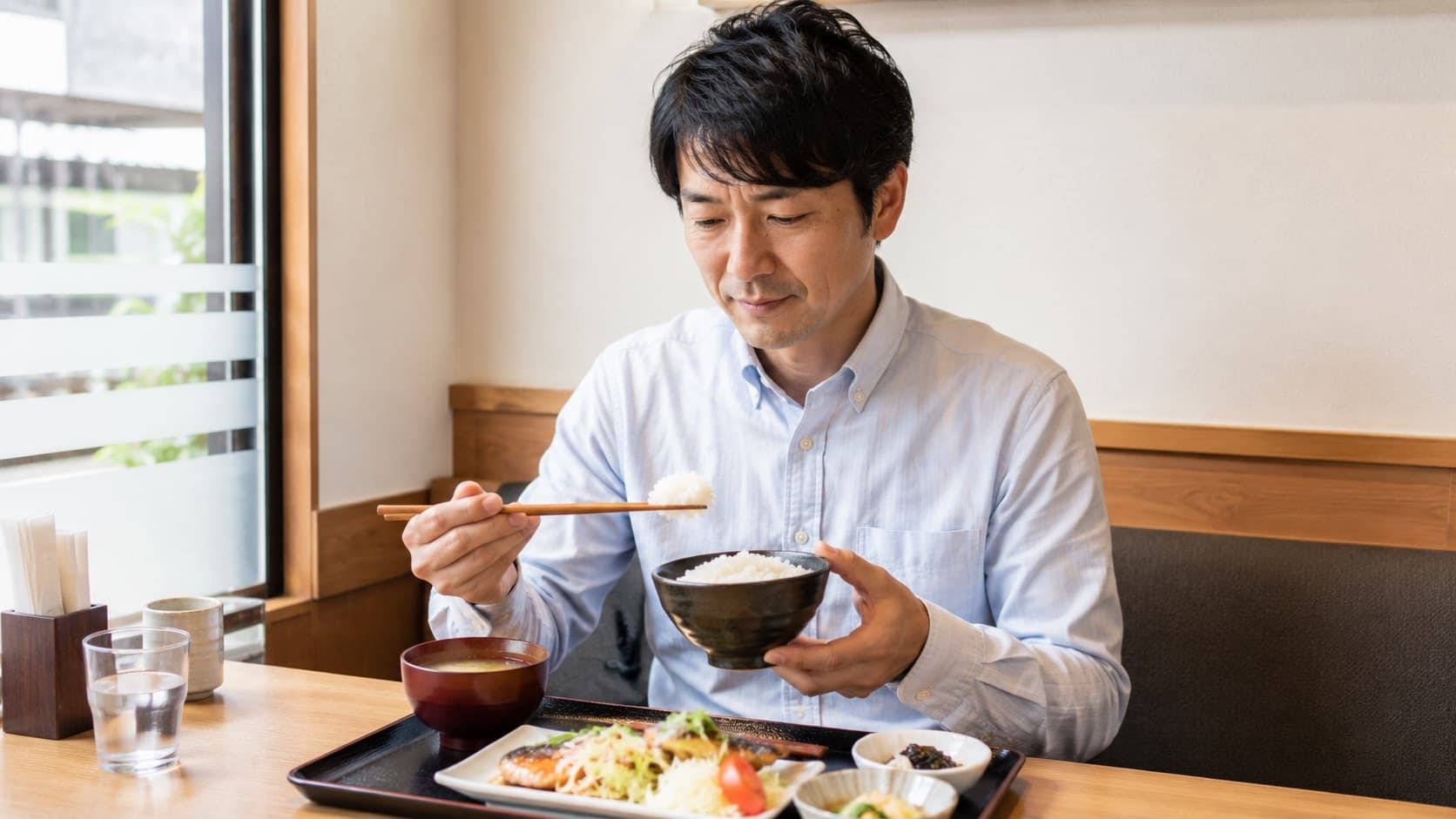 定食を食べるビジネスパーソン