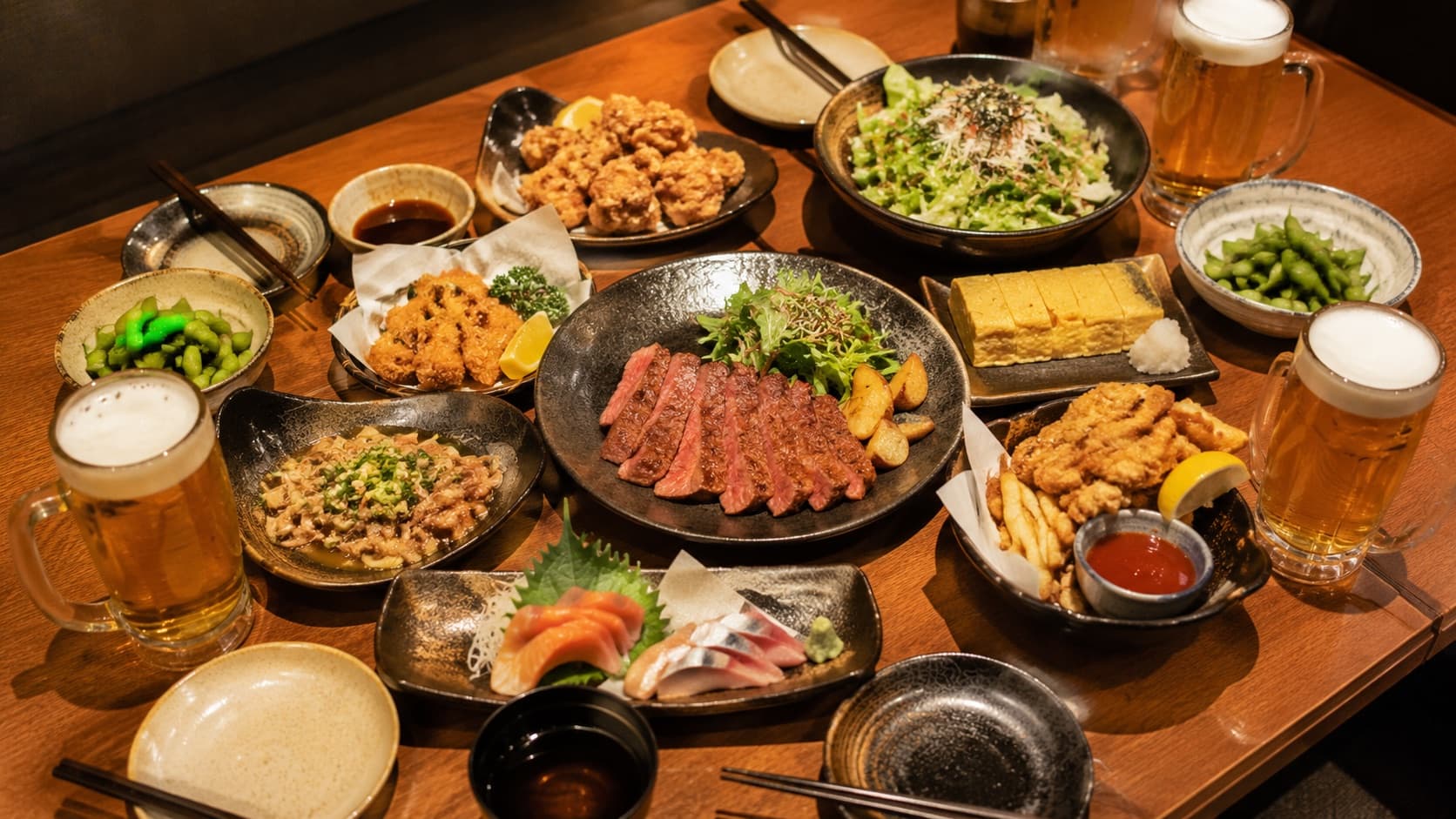 会食の料理が並ぶテーブル