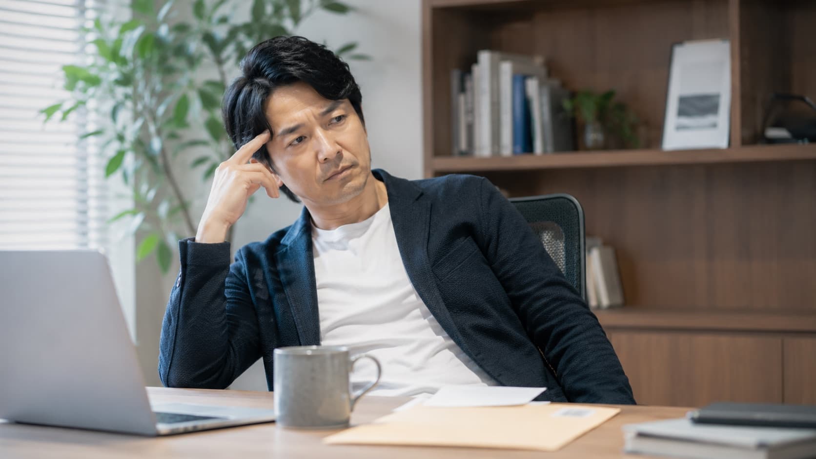 健康診断の結果票とコーヒーを前にするビジネスパーソン