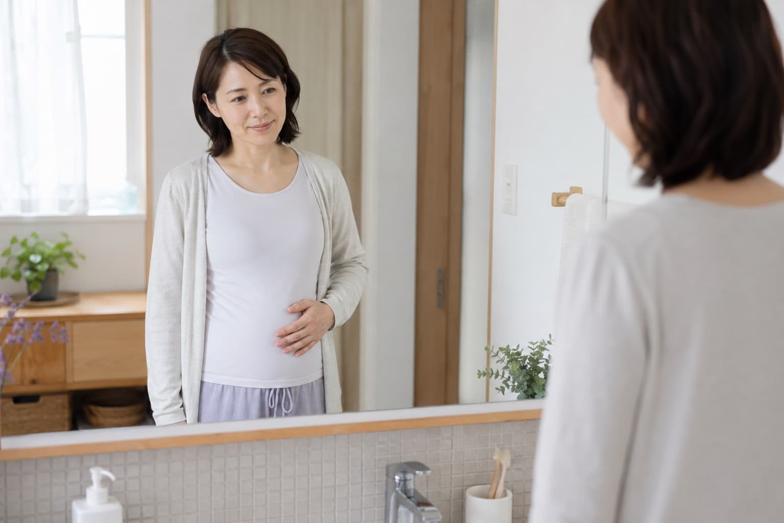 産後にお腹を気にする女性