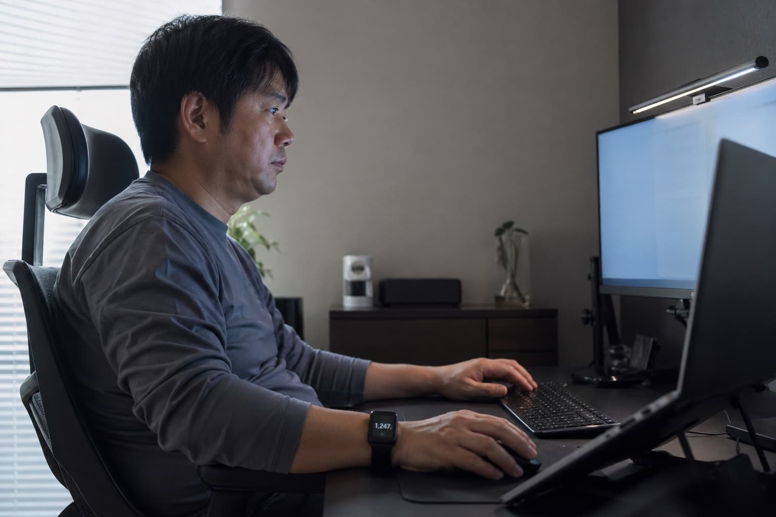 自宅でPCの前に座り続ける男性
