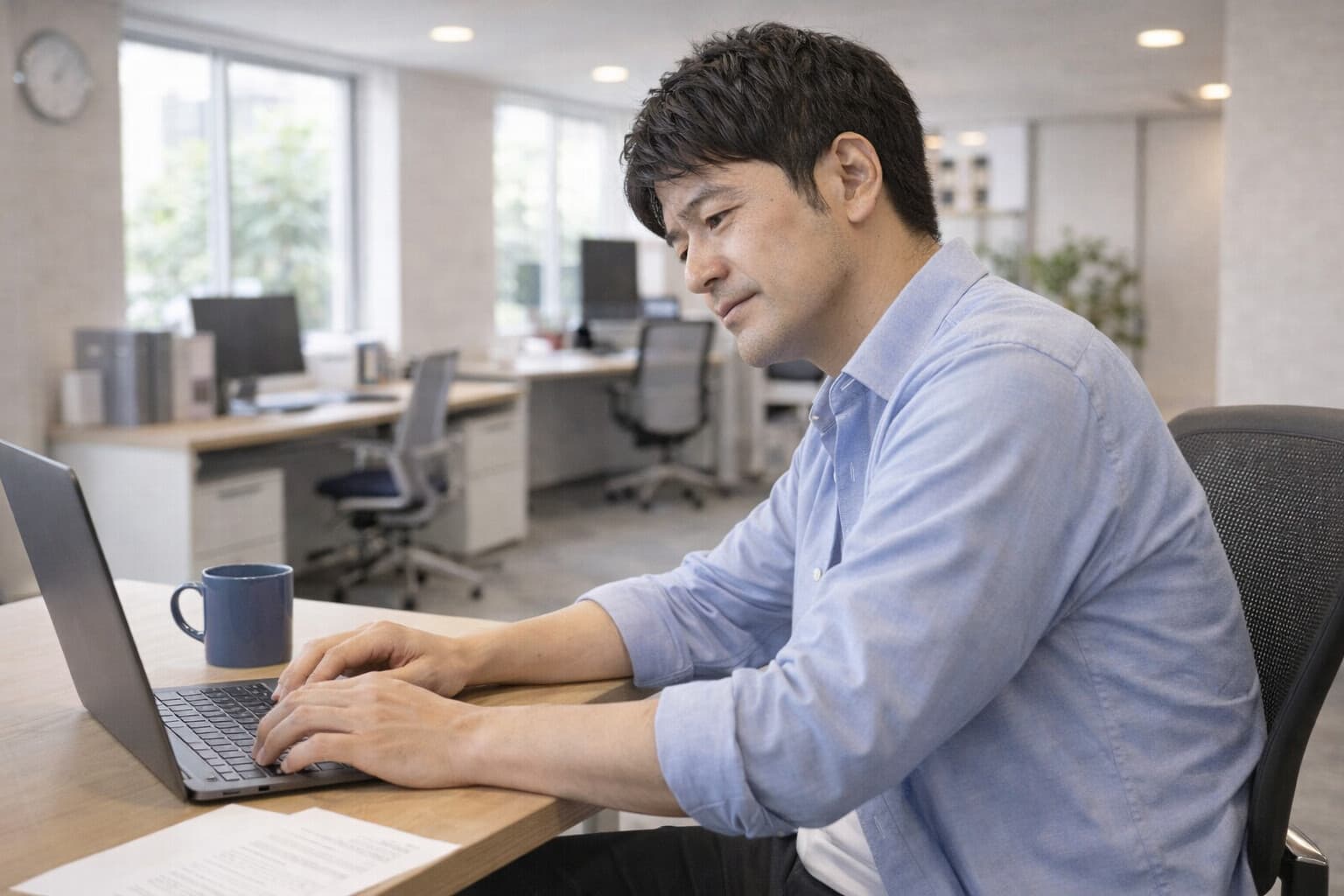 デスクワークをする男性