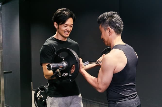 正しいフォームでトレーニングする様子