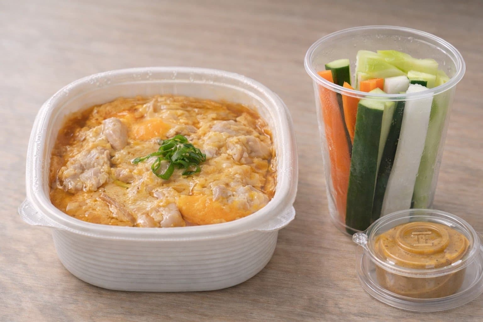 親子丼と野菜スティックを組み合わせたコンビニランチセット