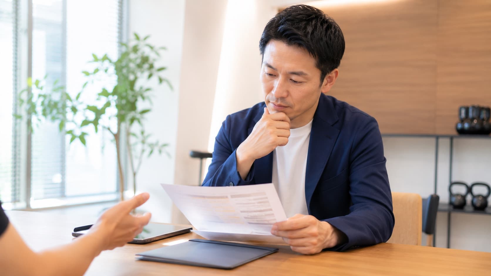カウンセリングで説明を受けるビジネスパーソン