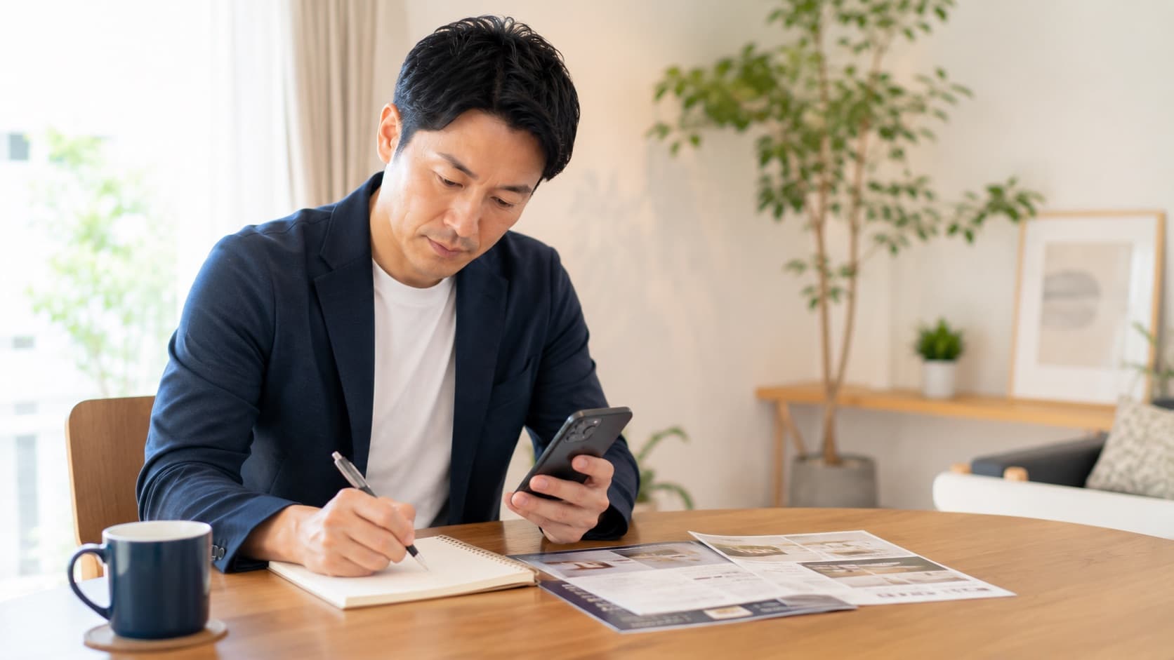 カウンセリング前に質問リストをスマートフォンのメモに準備するビジネスパーソン