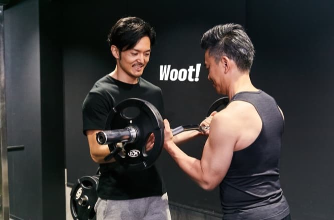 筋トレする男性