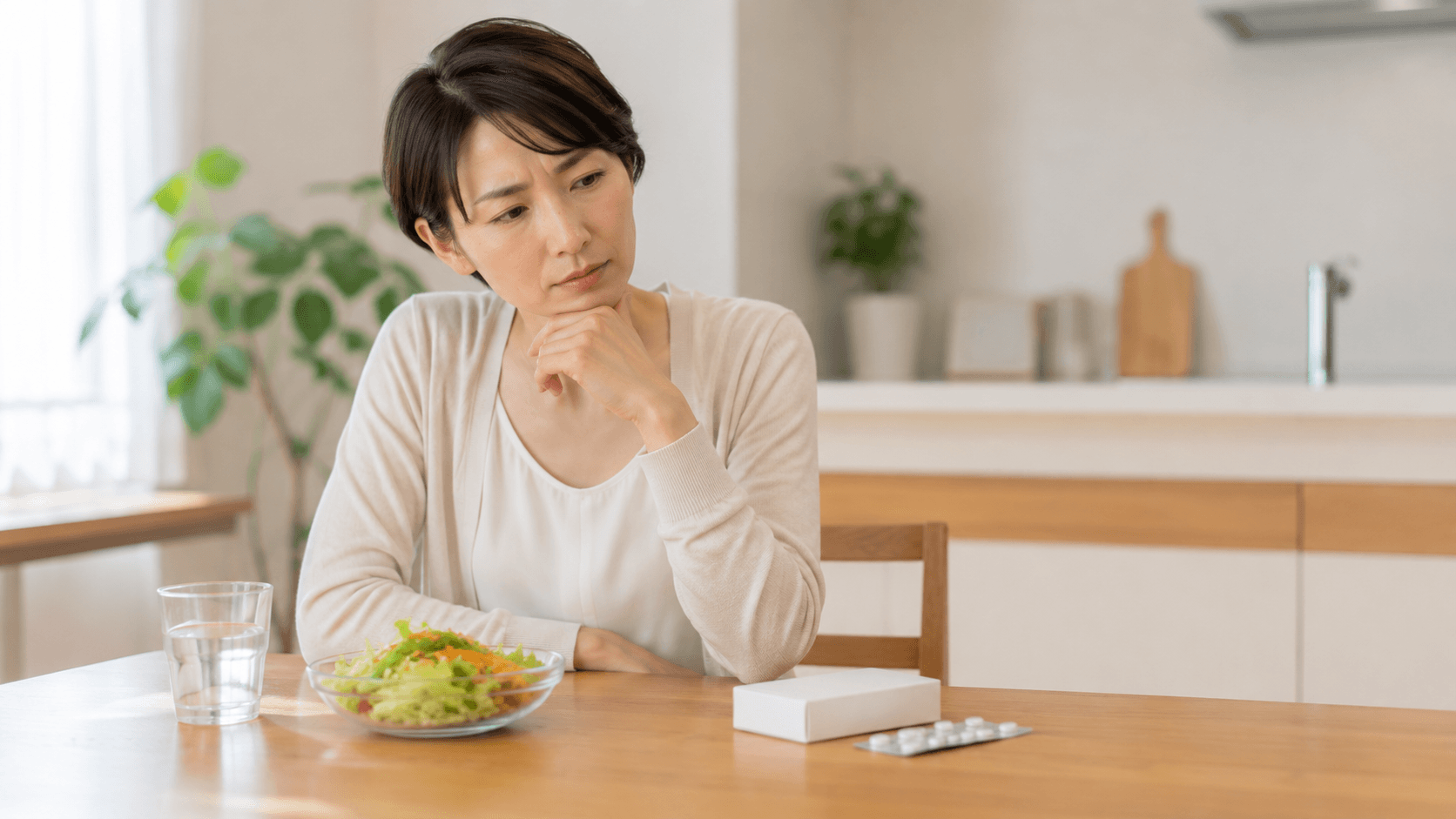 市販薬や極端な少量食事を前に便秘対処を見直す女性