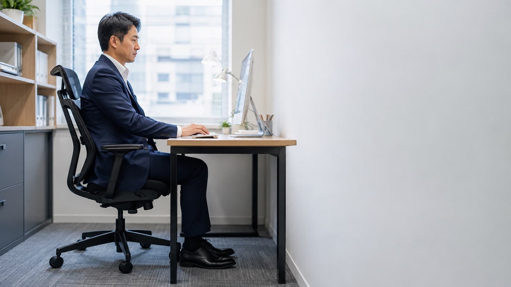 デスクワークで座り続ける人