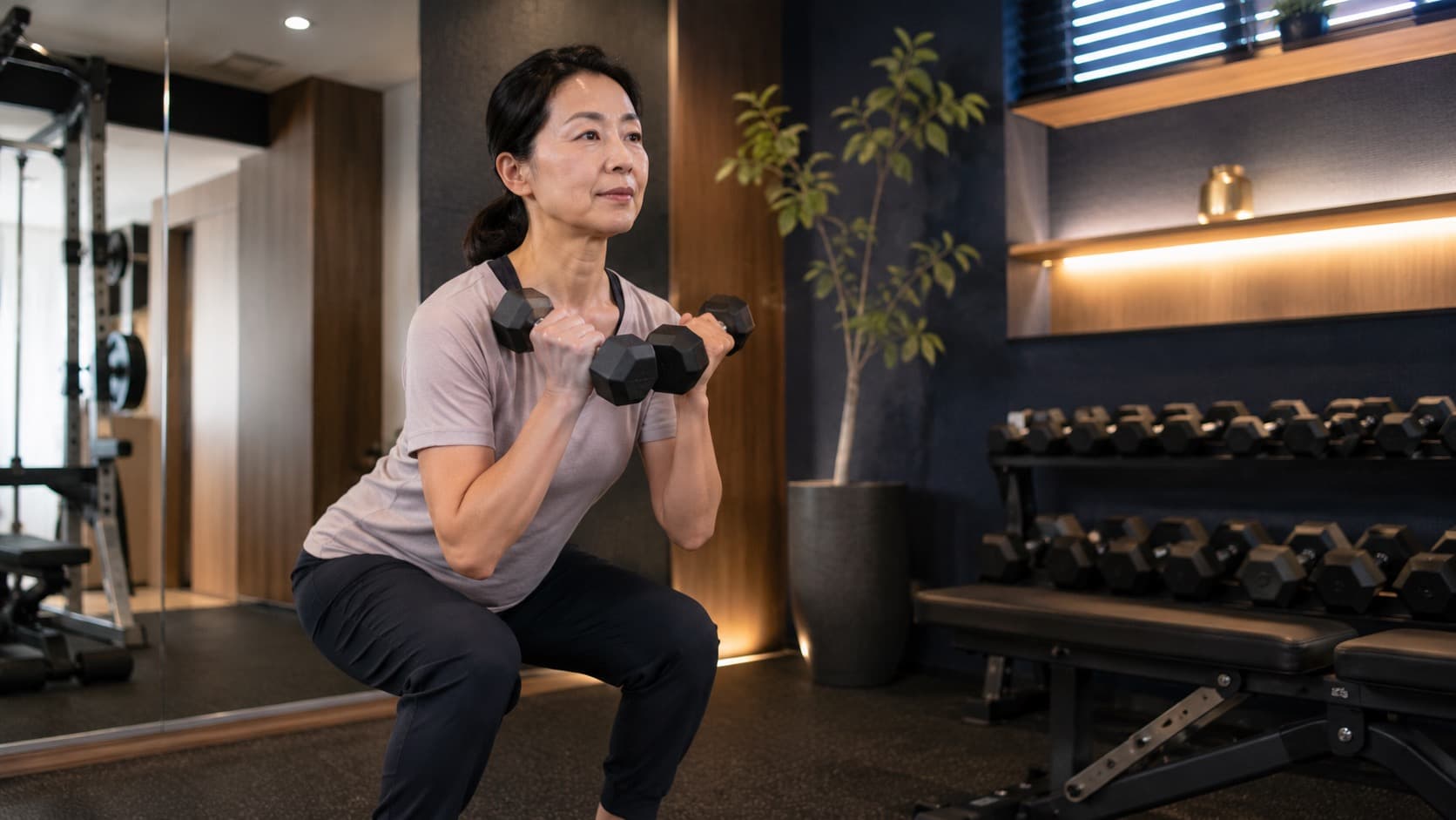 トレーニングする40代女性