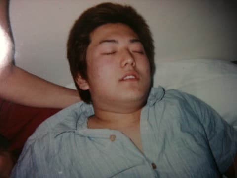 寝ている少年時代の青木泰蔵