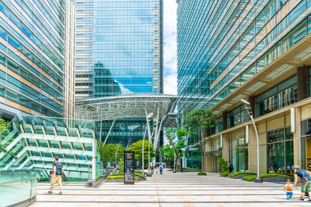 明るいオフィス街のイメージ