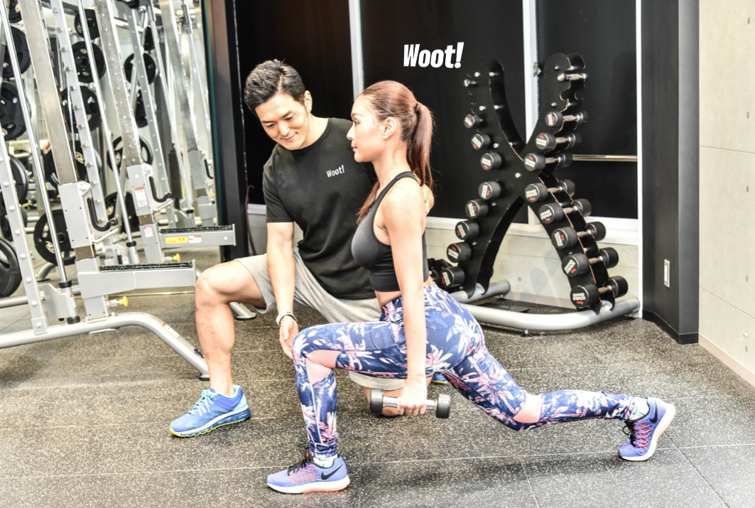 パーソナルジム Woot! でトレーニング（ランジ）する女性