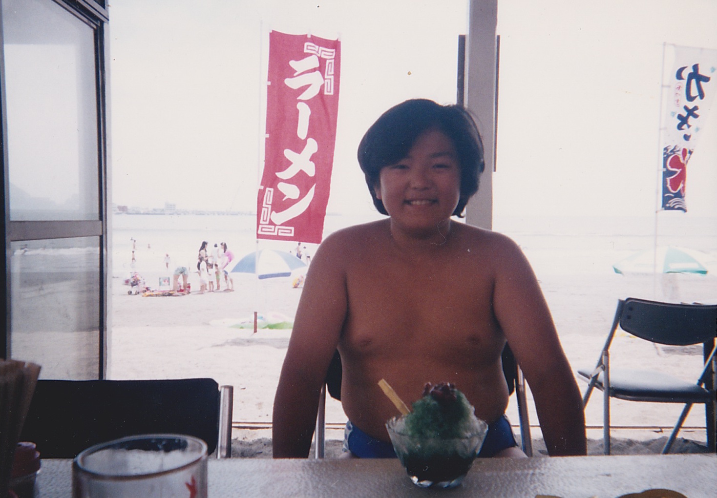 かき氷を前にする太った少年時代の青木泰蔵