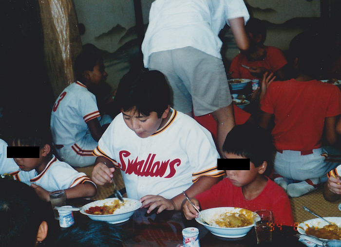 同級生と食事する青木泰蔵