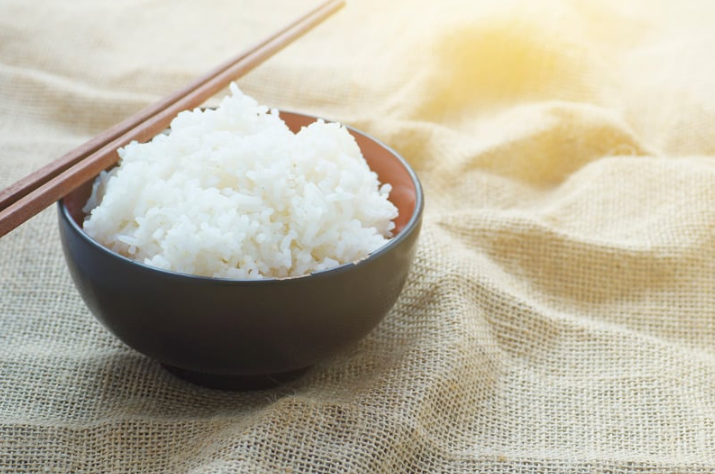 茶碗に盛り付けられた白米