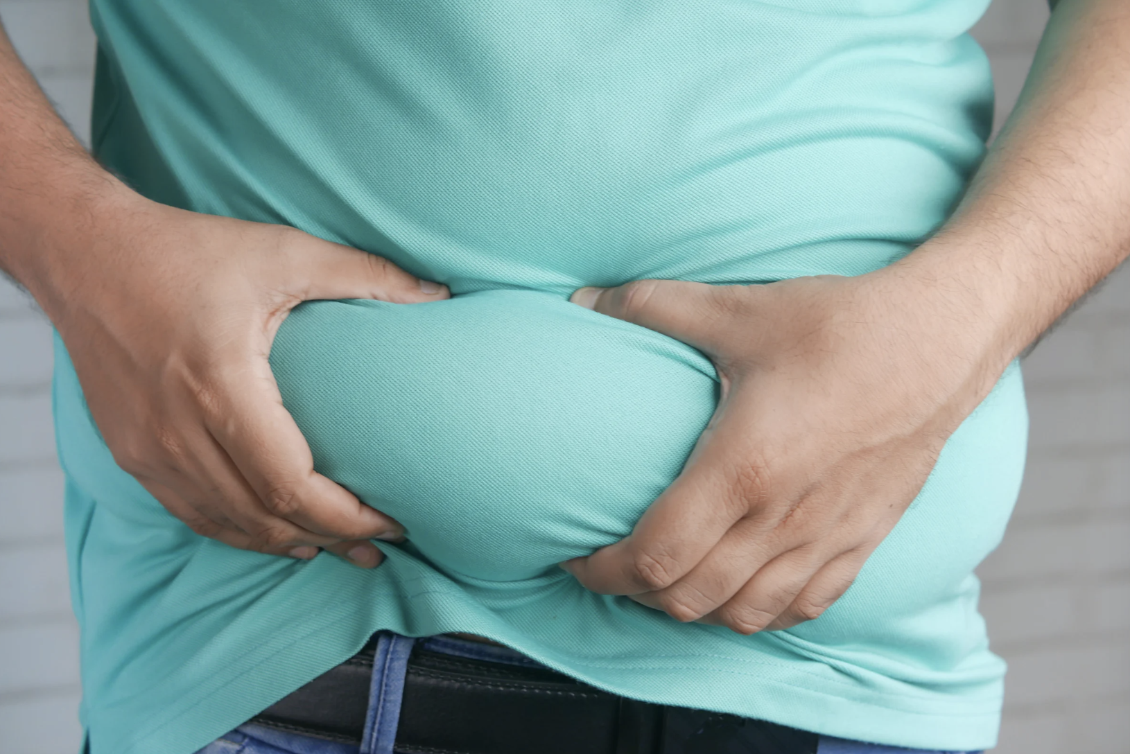 お腹のお肉をつまんでいる様子