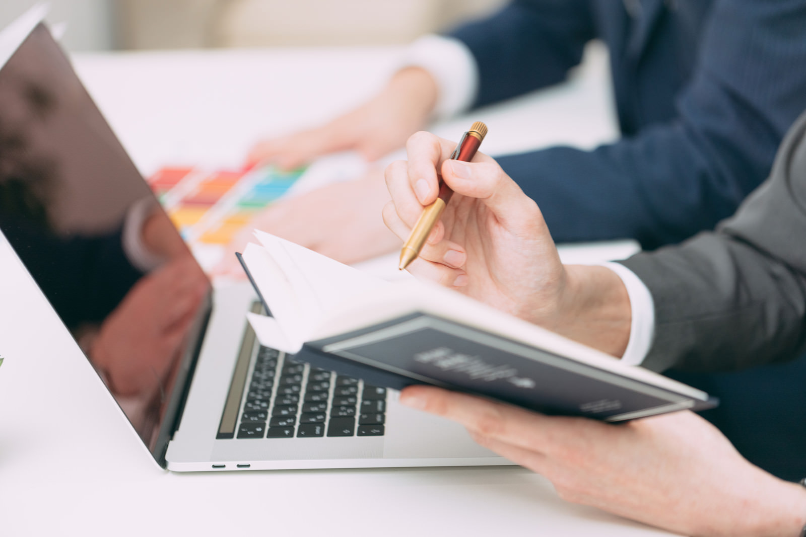 スケジュール帳にトレーニングの予定を書き込むイメージ